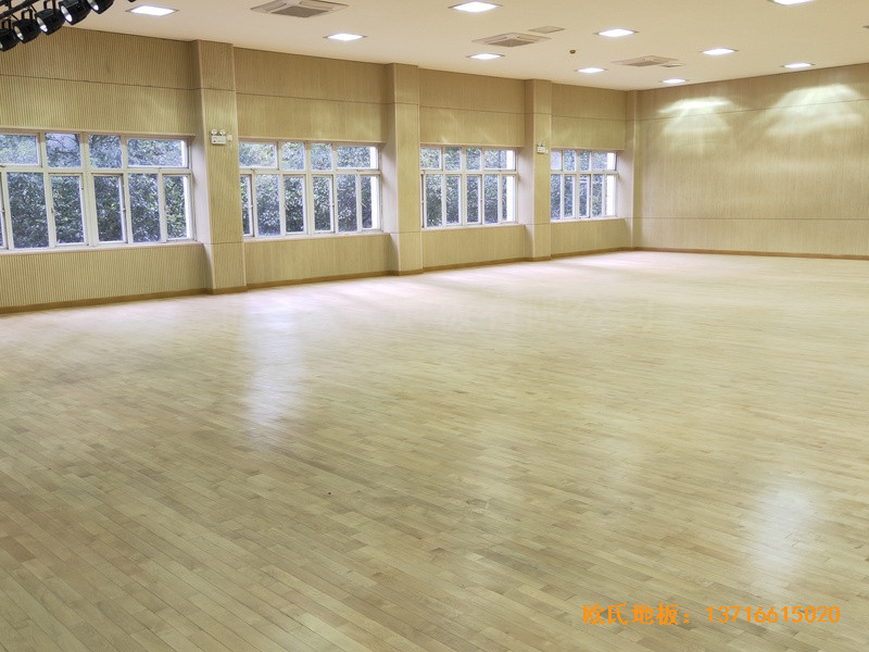 上海豐莊西路綠地小學舞臺體育地板安裝案例5