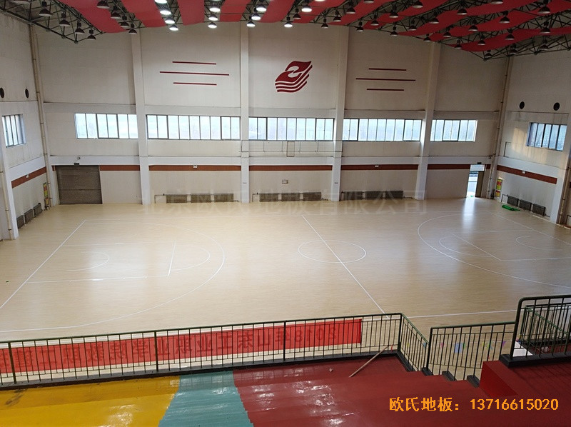 山東淄博工業職業學院籃球館運動木地板鋪設案例0