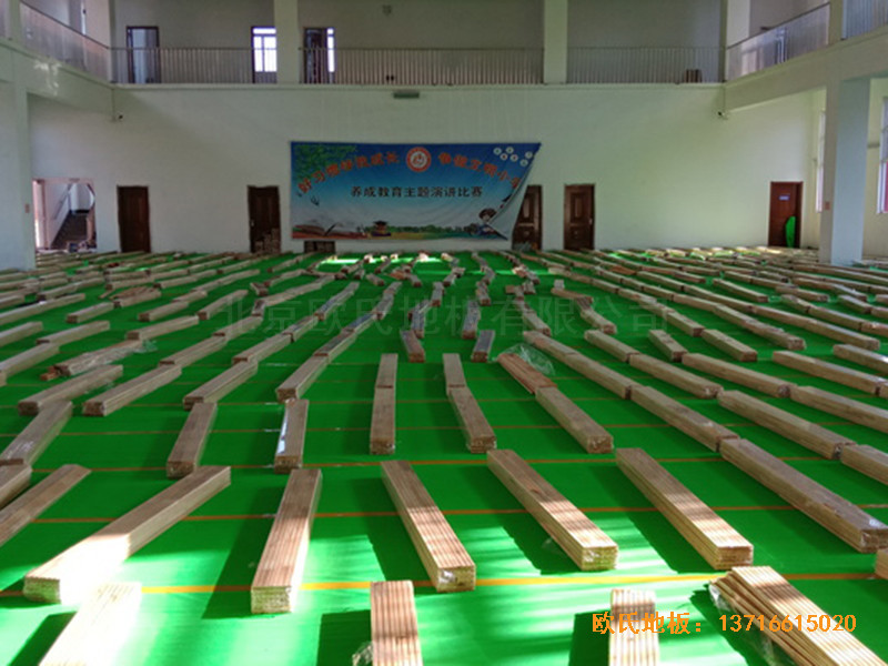 山東菏澤第六實驗小學籃球館運動木地板安裝案例2