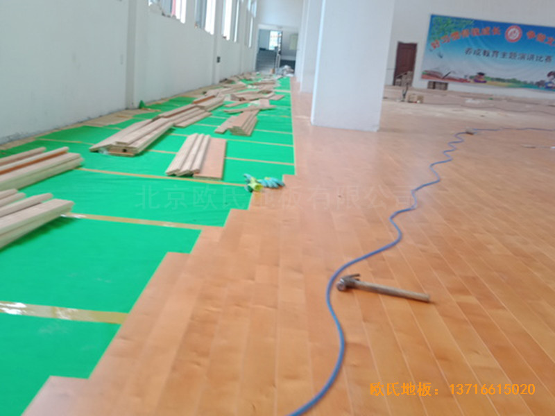 山東菏澤第六實驗小學籃球館運動木地板安裝案例3