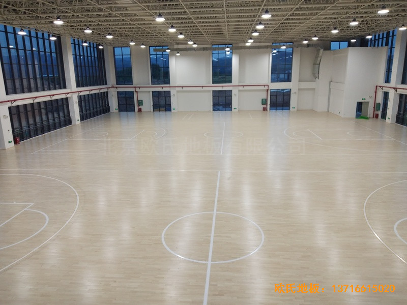 廣西高新開發區五菱小區體育館體育木地板鋪裝案例3
