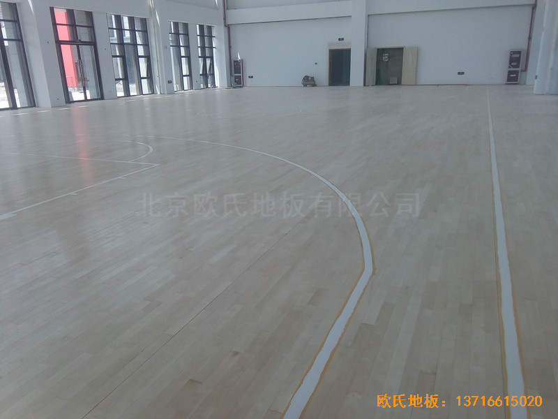 江蘇常卅市都市科技園籃球館體育木地板鋪裝案例0