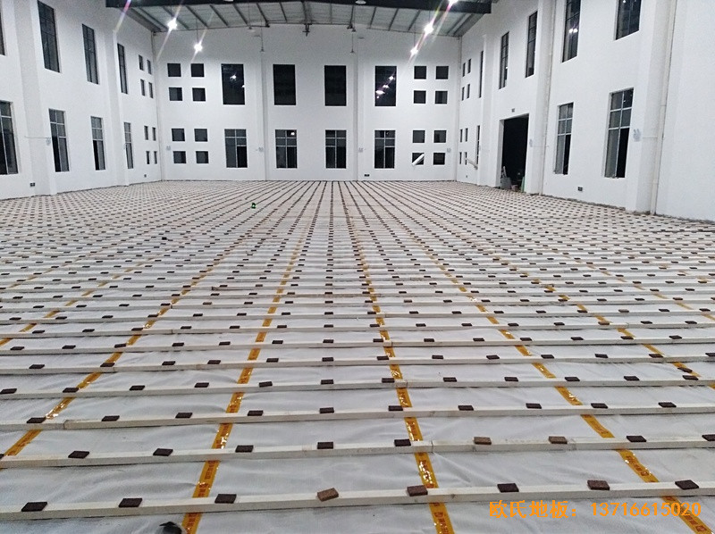 江西鷹潭余江縣工業園區籃球館體育木地板安裝案例1