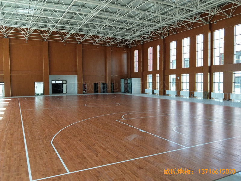 青海貴南縣第三民族高中籃球館體育木地板安裝案例5