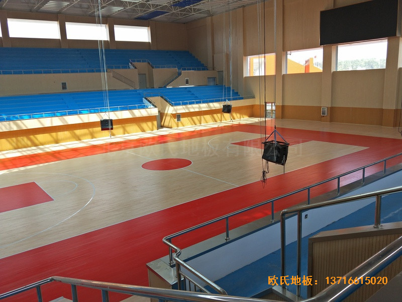 云南楚雄醫專學院籃球館運動木地板安裝案例0
