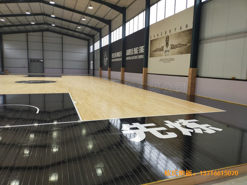 山東北環路平安行駕校籃球館體育木地板施工案例0