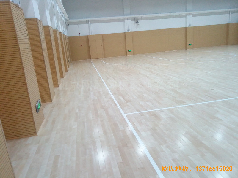 山東濟南歷下區燕山學校籃球館運動地板施工案例3