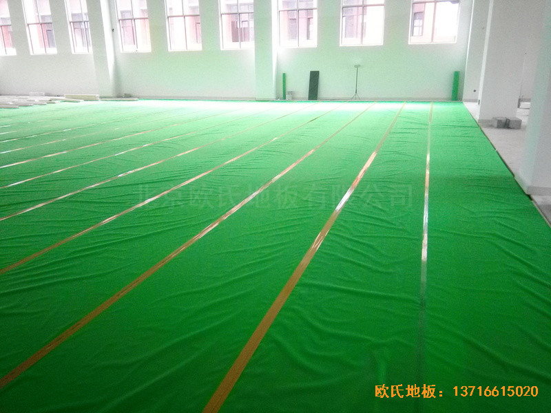 山東濟南歷城區雪山小學籃球館運動木地板施工案例2