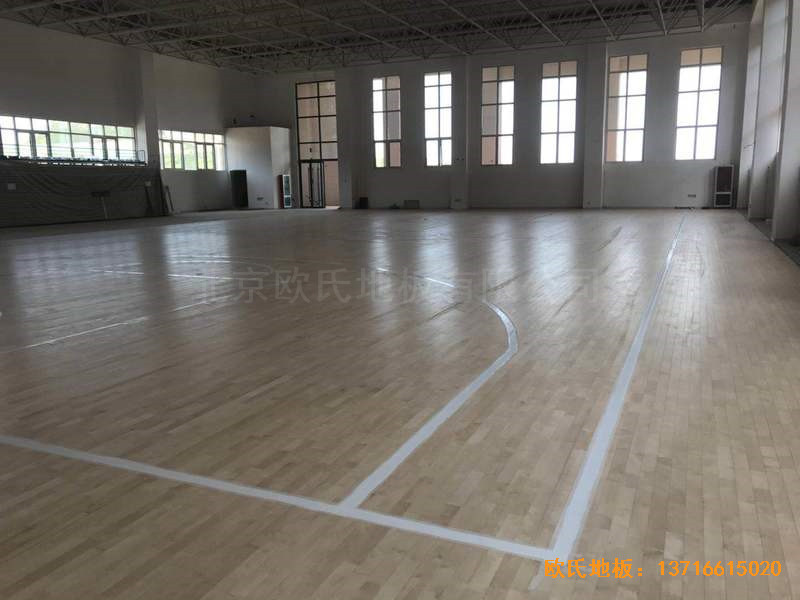 山東濟南歷城區雪山小學籃球館運動木地板施工案例4