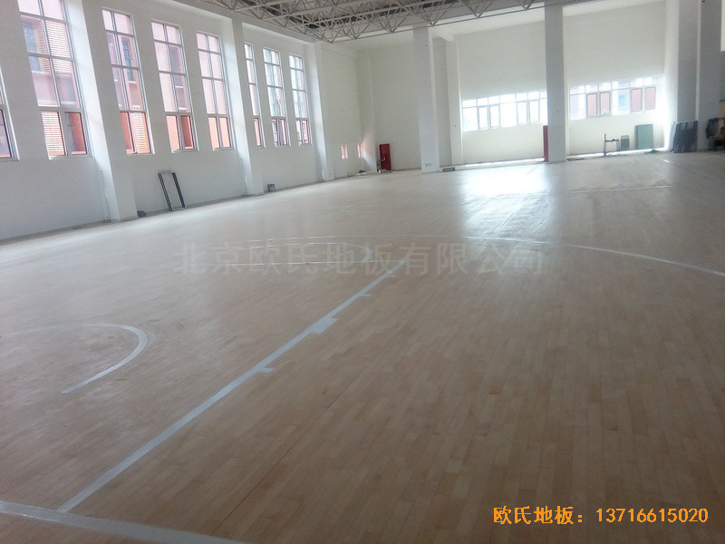 山東濟南歷城區雪山小學籃球館運動木地板施工案例5