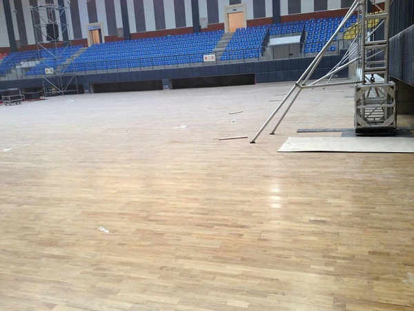 為什么籃球場用運動木地板