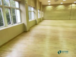 用哪種運動場地板安裝公司